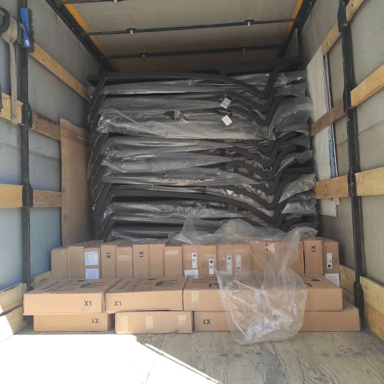 Организуем грузоперевозки по всей России от 50 кг до 20 тонн.