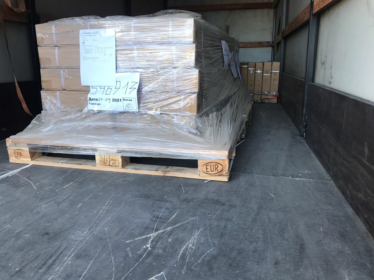 Организуем грузоперевозки по всей России от 50 кг до 20 тонн.