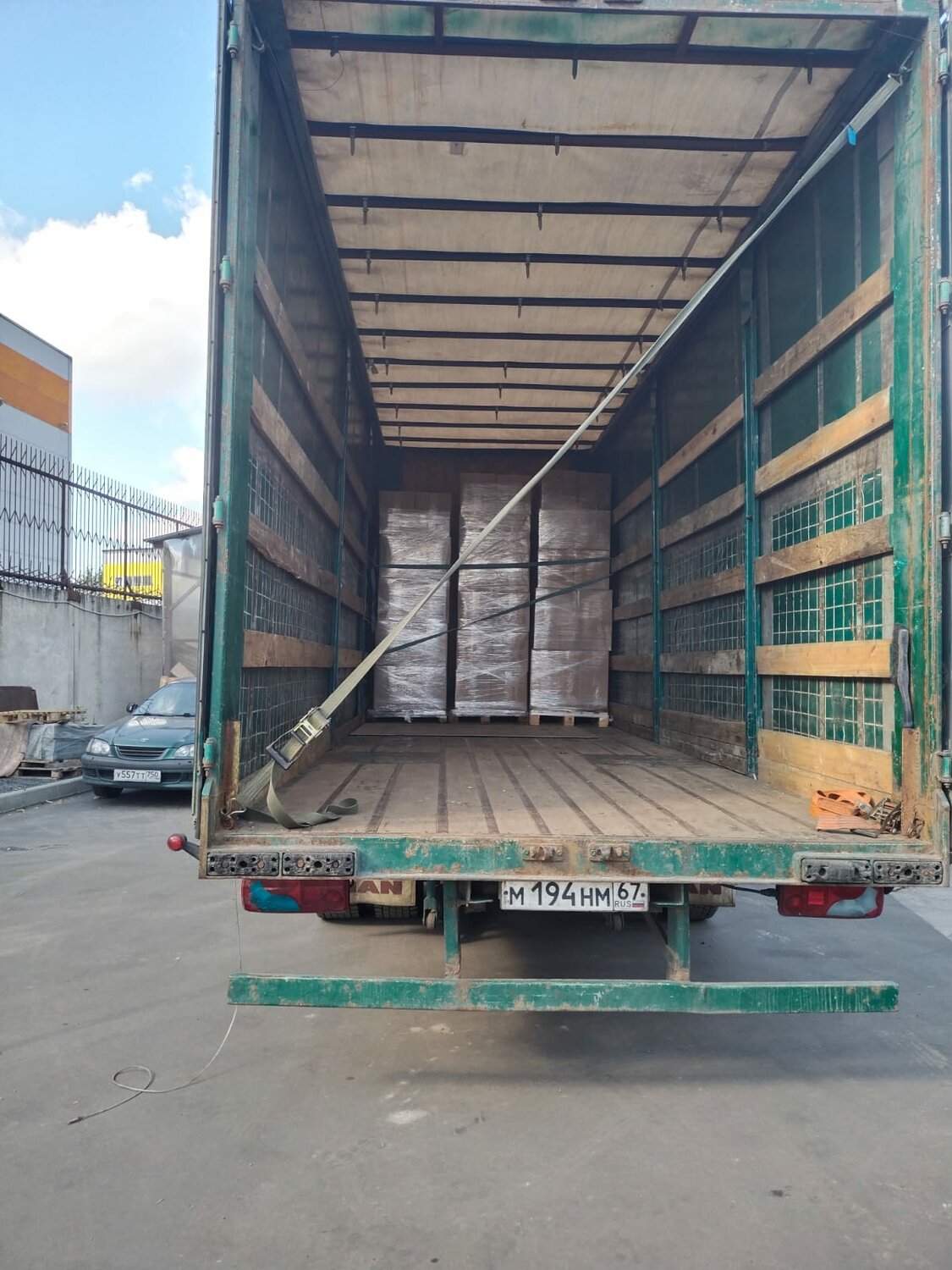 Организуем грузоперевозки по всей России от 50 кг до 20 тонн.