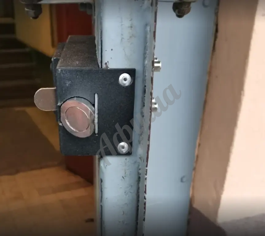 Установка на дверь кодового замка