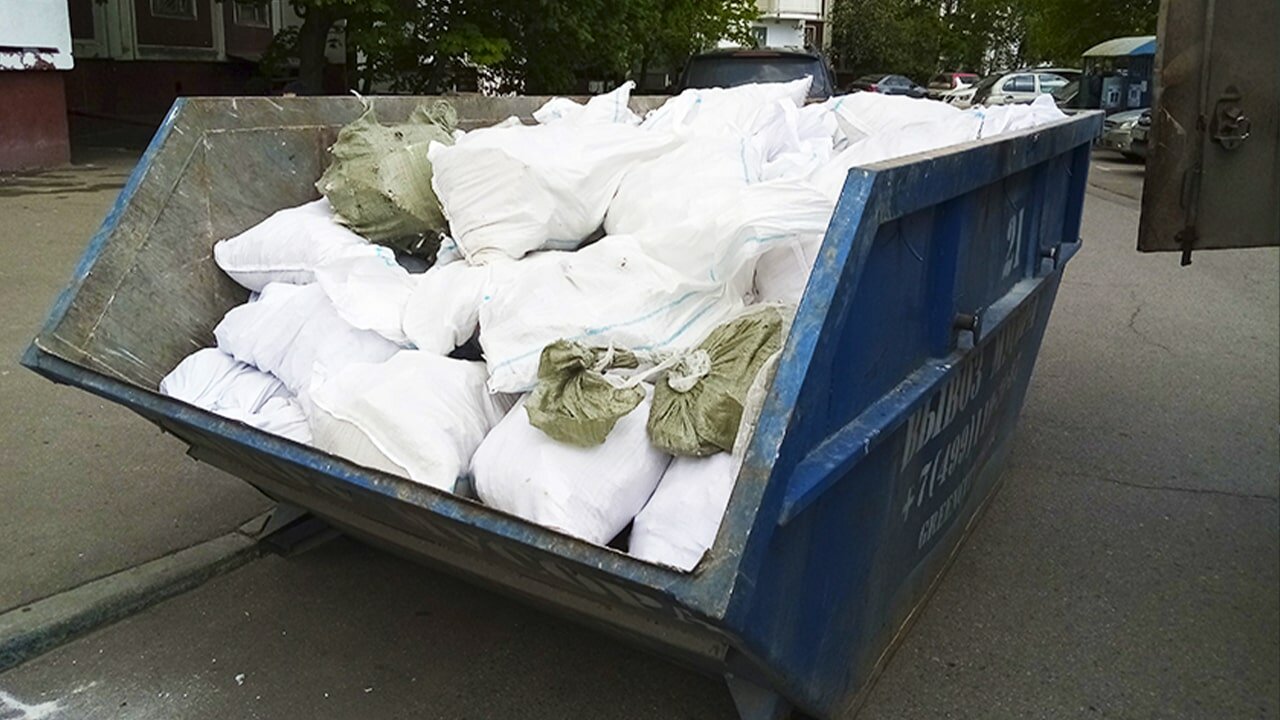 Спуск мусора по этажам к контейнеру