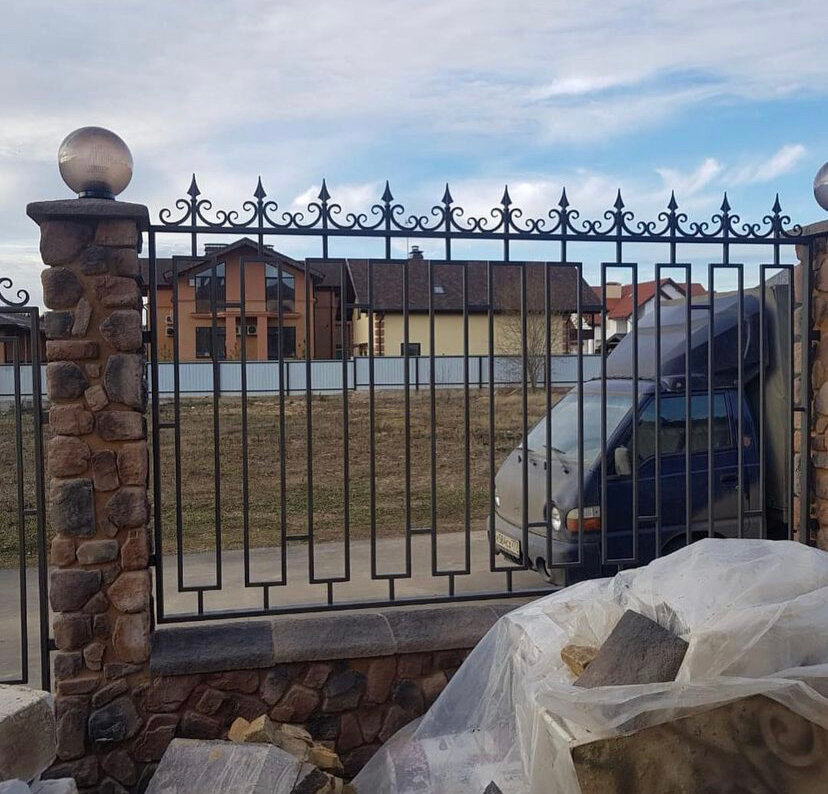Монтаж кованых заборов