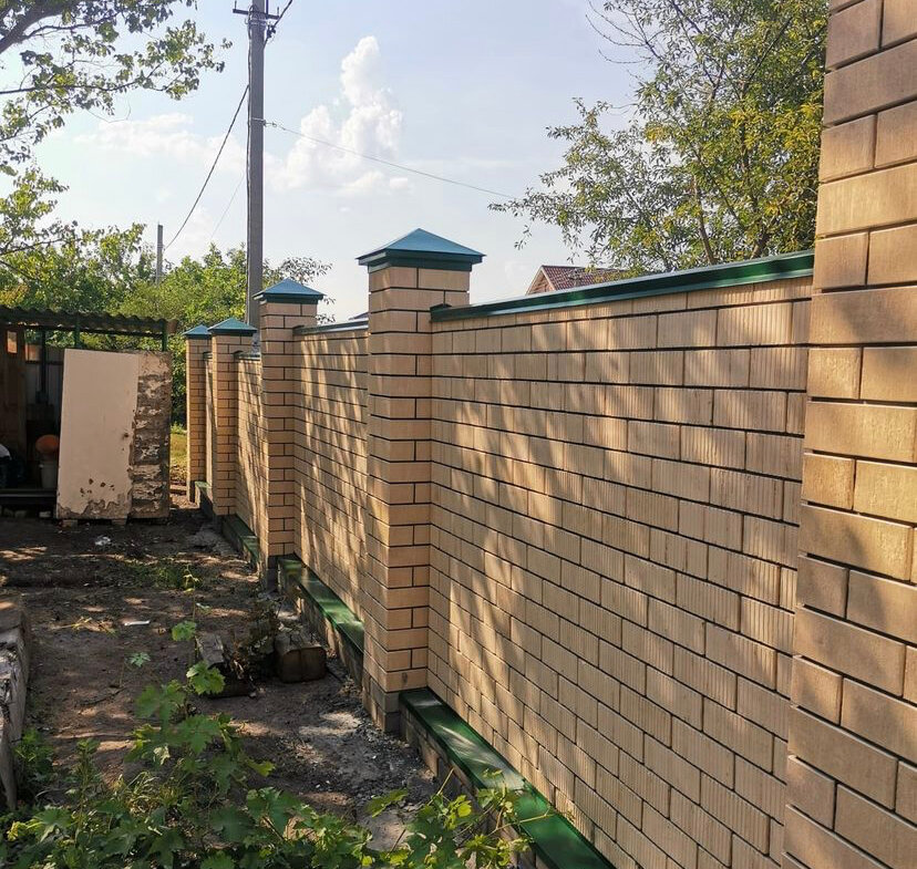 Строительство кирпичных заборов «под ключ» — на века.
