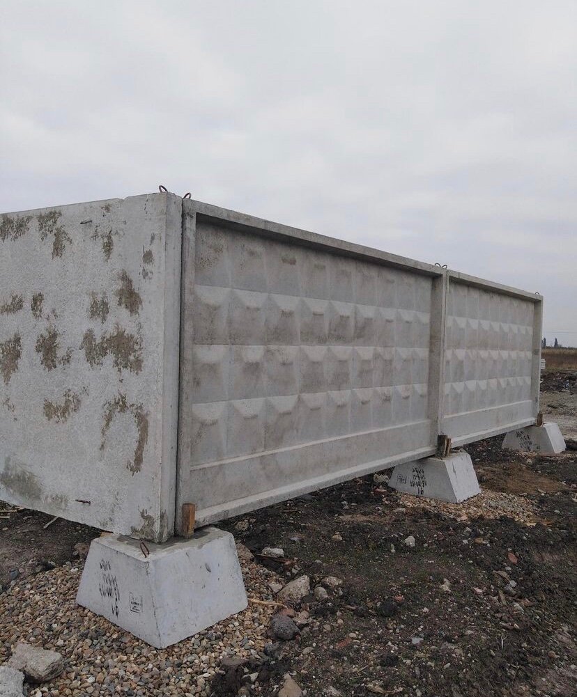 Строительство забора из бетонных панелей