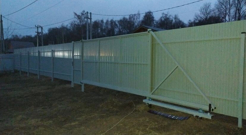 Прочные и долговечные заборы из профнастила «под ключ».