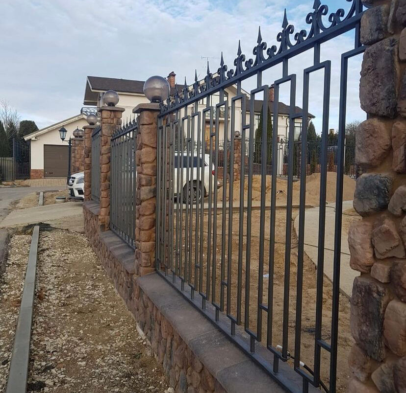 Монтаж кованых заборов