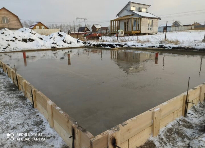 Установка монолитной плиты фундамента