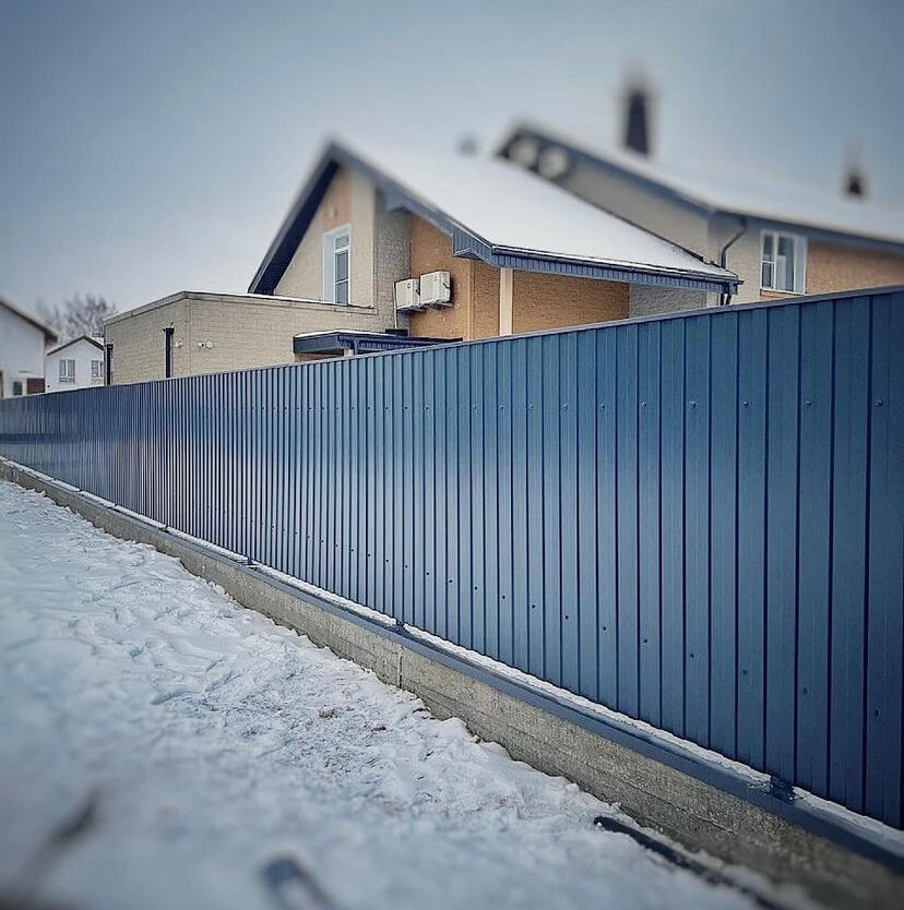 Прочные и долговечные заборы из профнастила «под ключ».