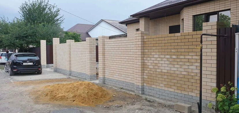 Строительство кирпичных заборов «под ключ» — на века.