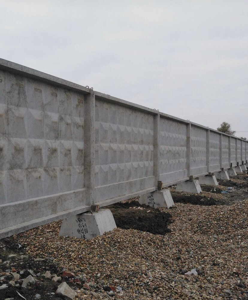 Строительство забора из бетонных панелей