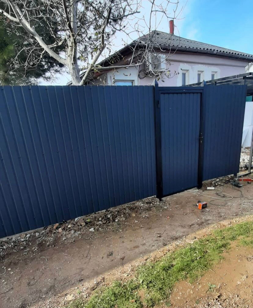 Прочные и долговечные заборы из профнастила «под ключ».