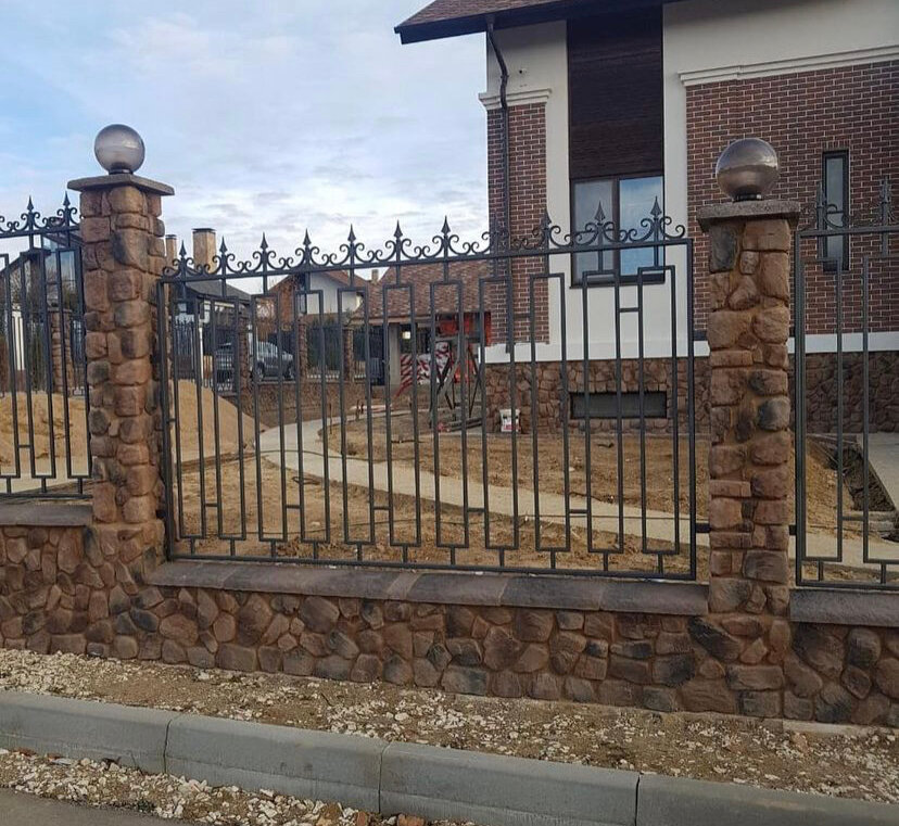 Монтаж кованых заборов