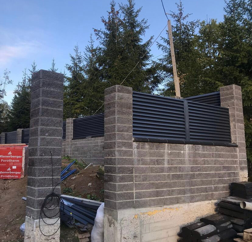 Строительство забора из бетонных блоков