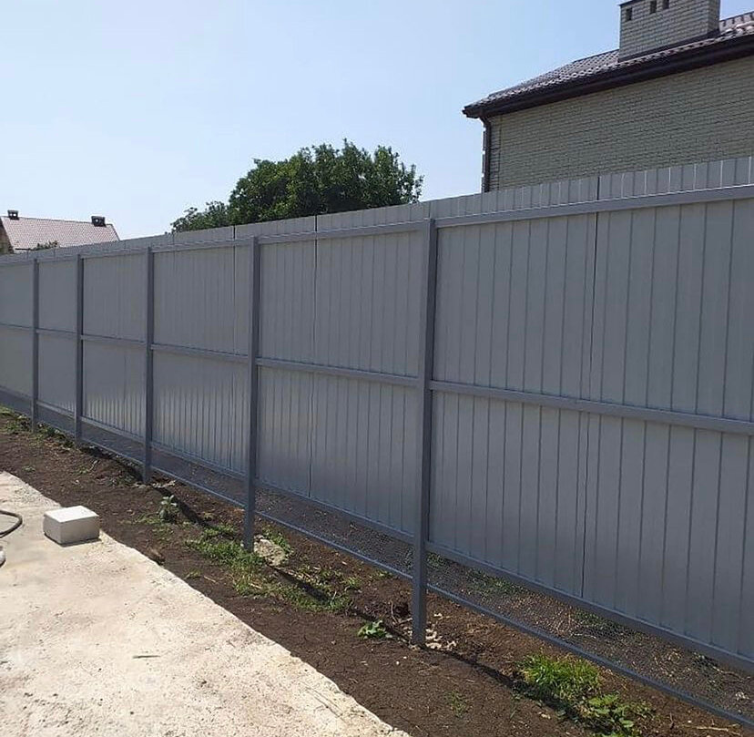 Прочные и долговечные заборы из профнастила «под ключ».