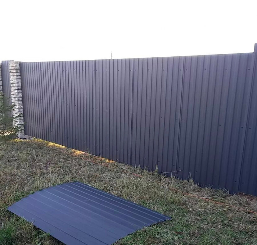 Прочные и долговечные заборы из профнастила «под ключ».