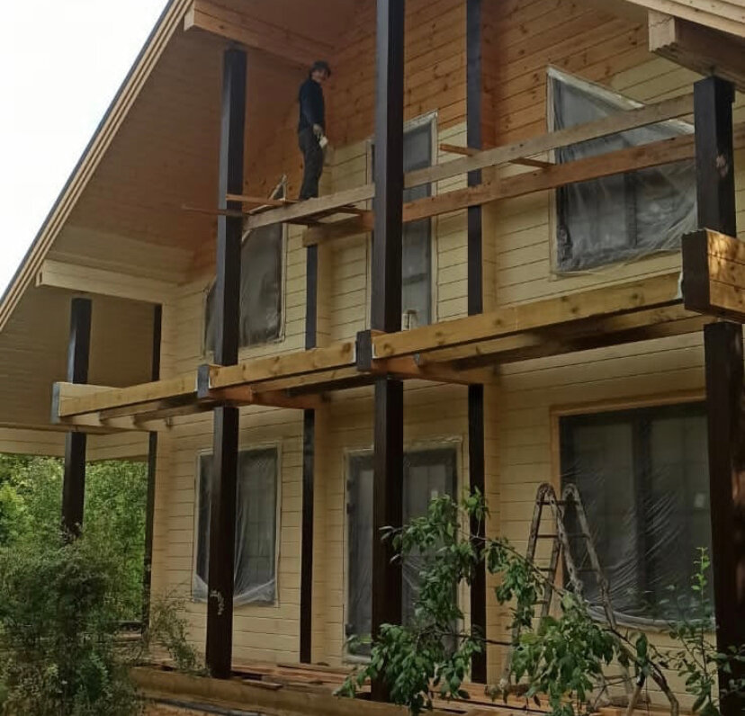 Покраска деревянного дома