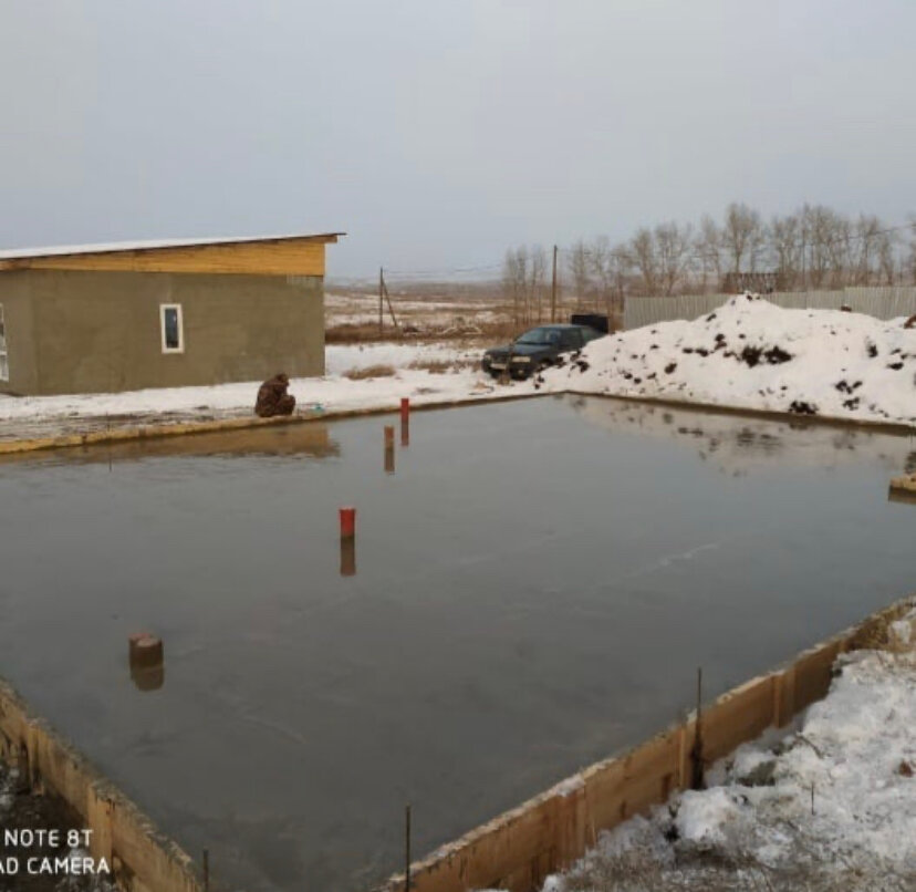 Установка монолитной плиты фундамента