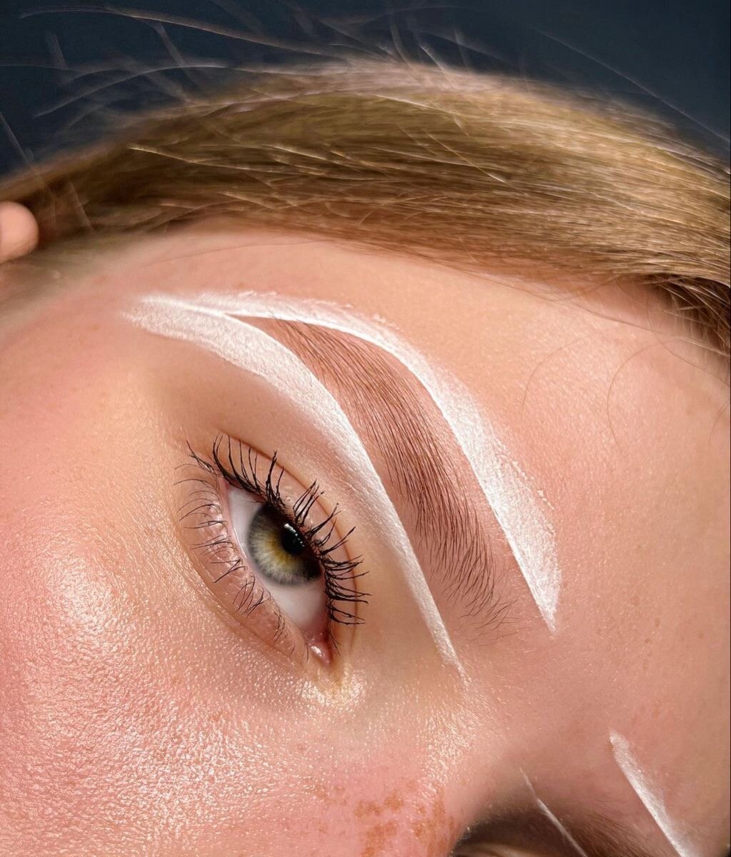 Коррекция бровей