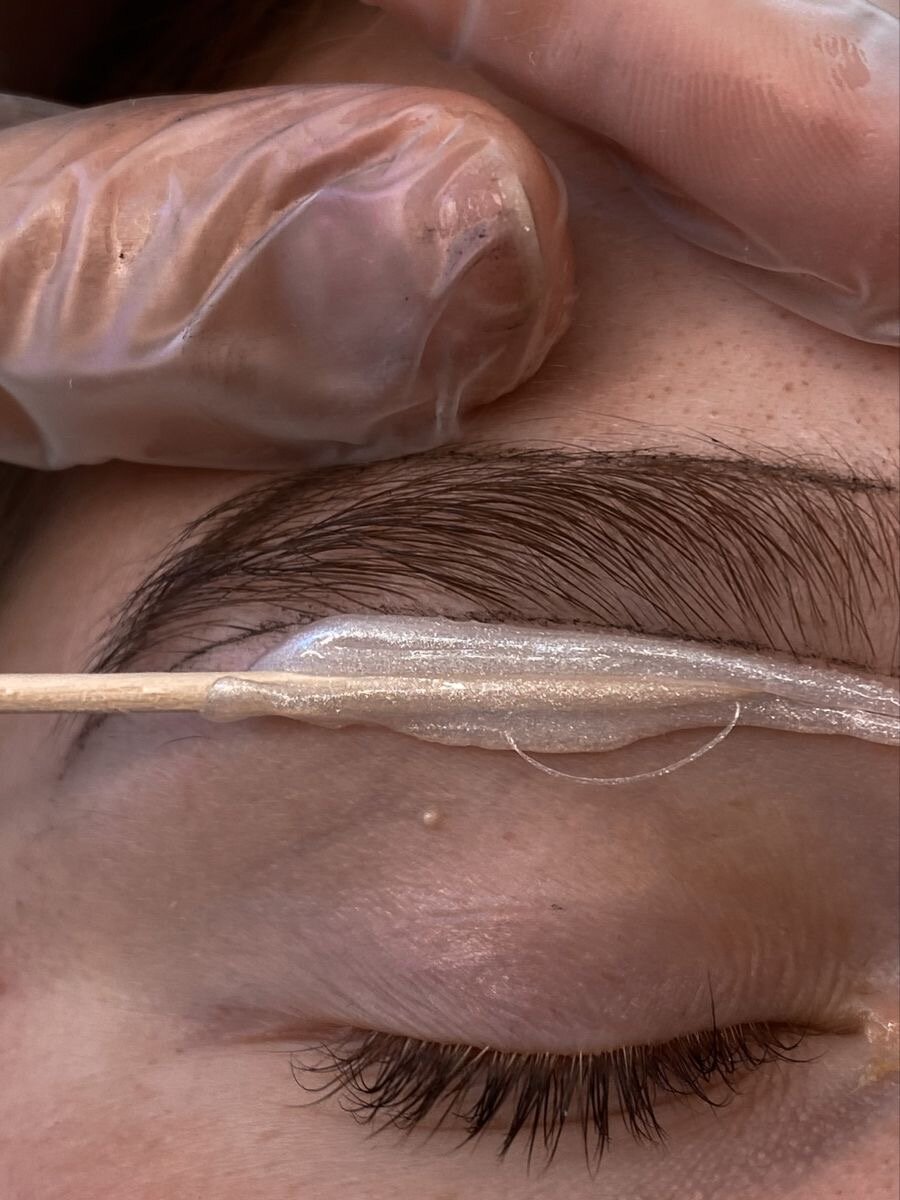 Коррекция бровей