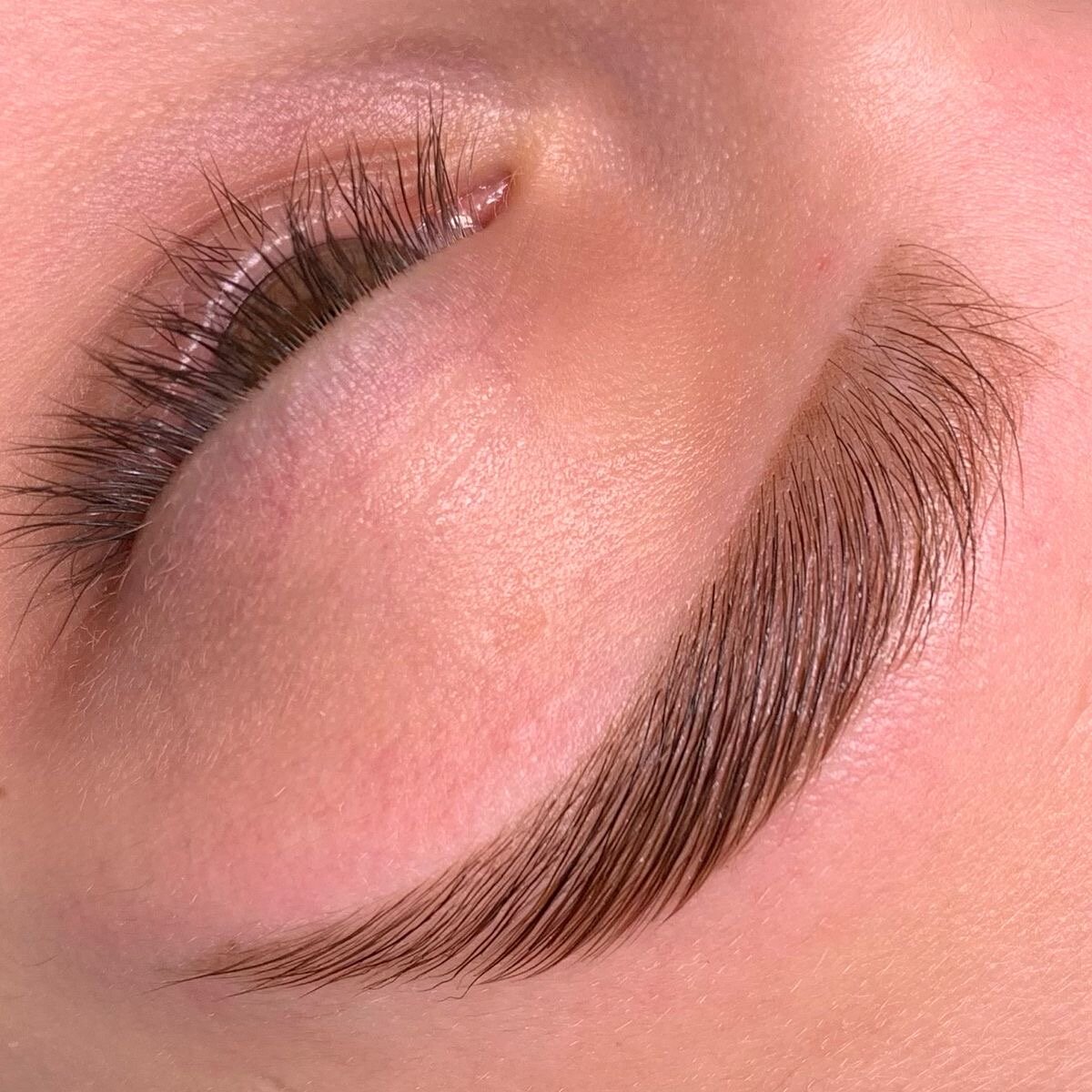 Окрашивание бровей хной