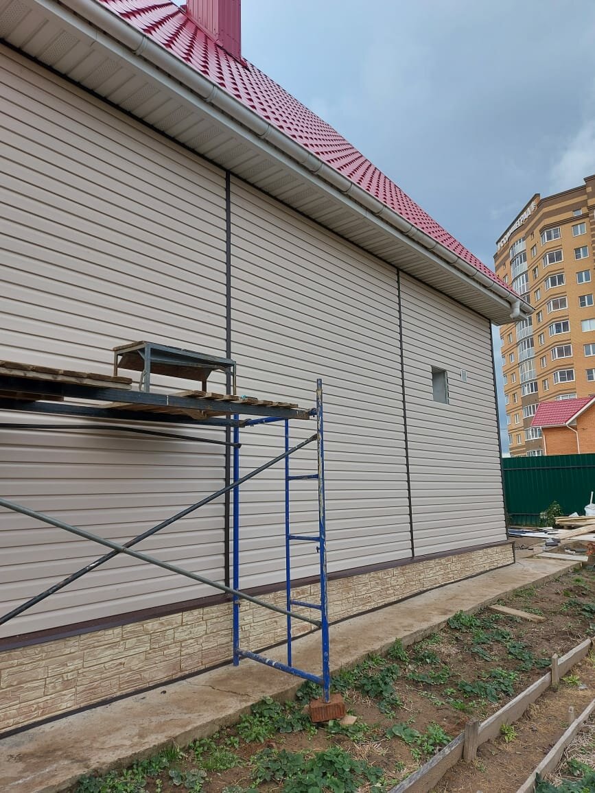 Монтаж фасада из винилового сайдинга