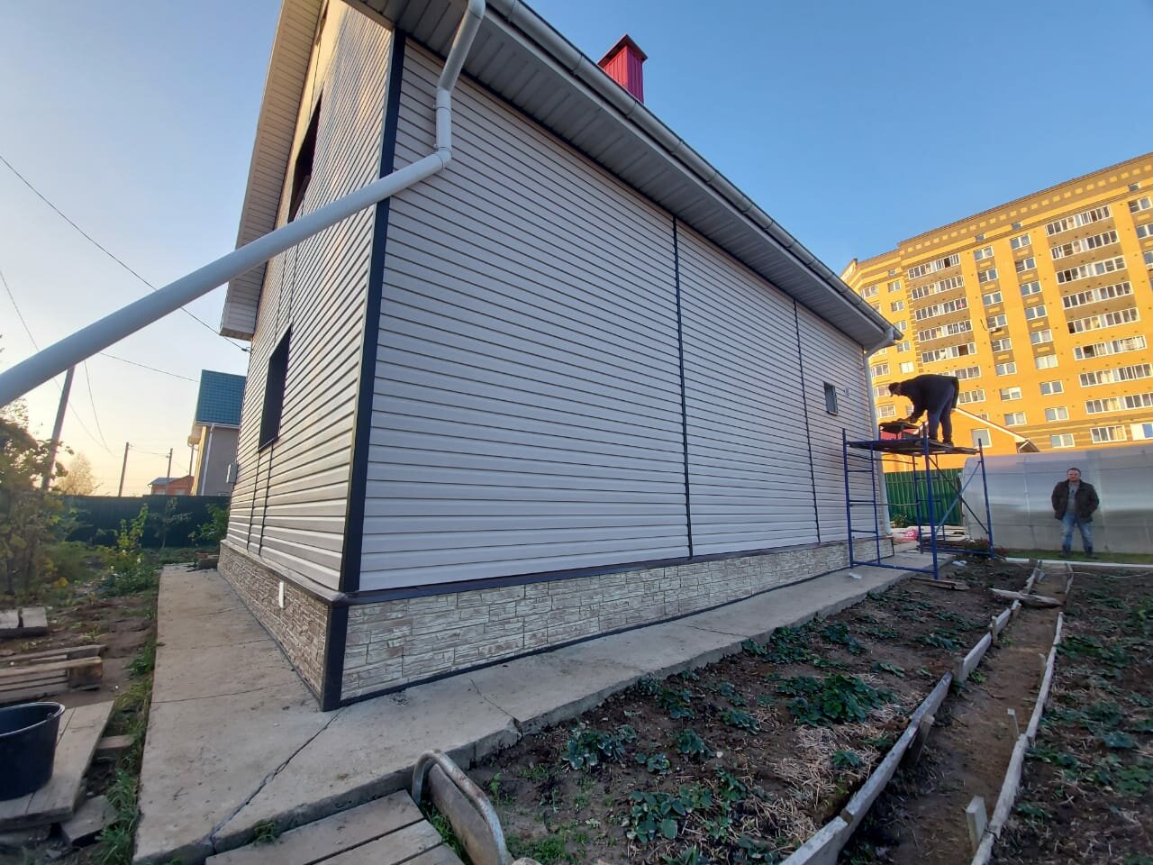 Монтаж фасада из винилового сайдинга