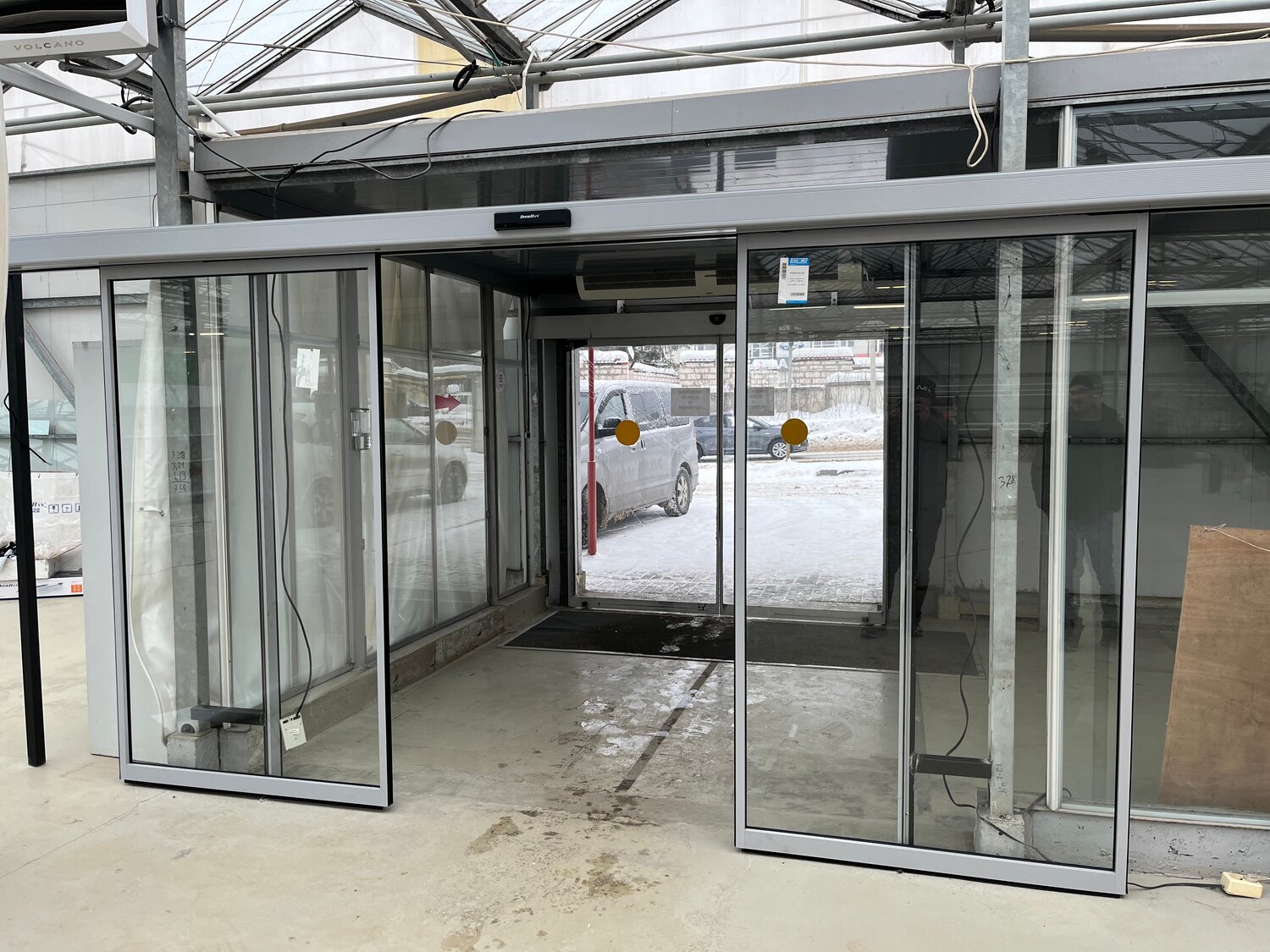 Установка раздвижных дверей