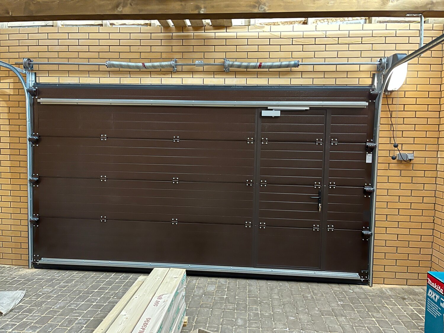 Монтаж секционных ворот