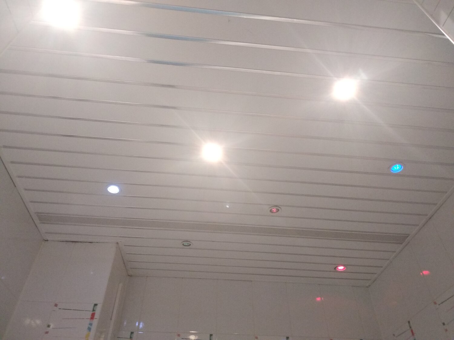 Установка подвесного реечного потолка