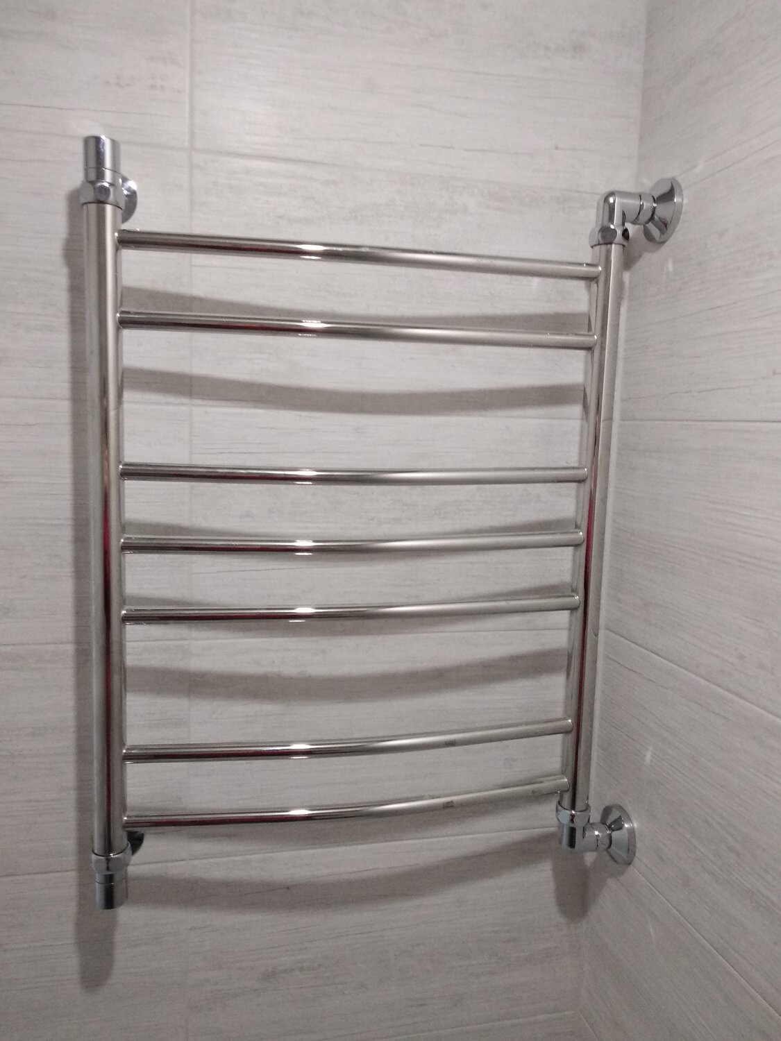 Установка полотенцесушителя (водяного либо электрического).