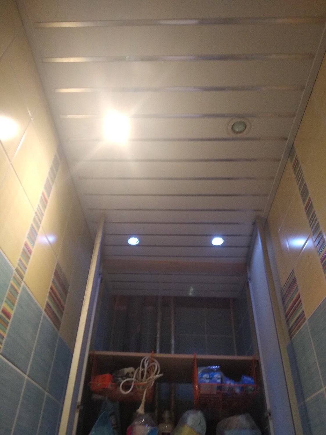 Установка подвесного реечного потолка