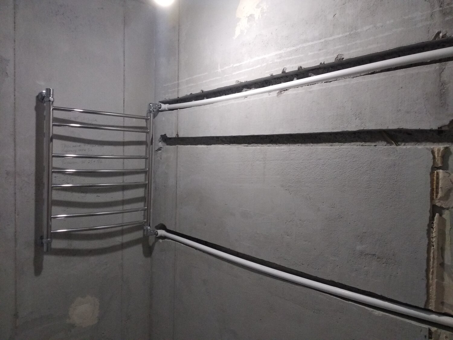 Установка полотенцесушителя (водяного либо электрического).