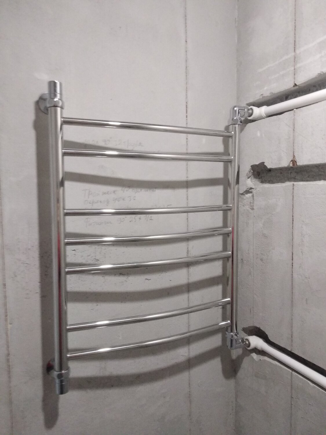 Установка полотенцесушителя (водяного либо электрического).