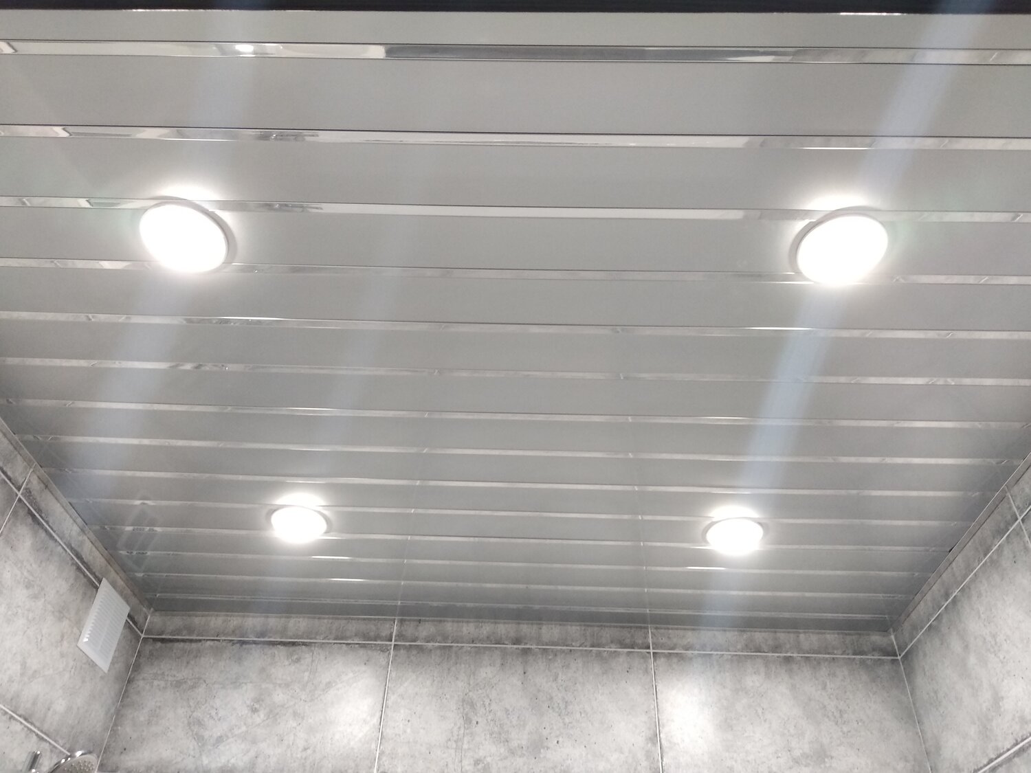 Установка подвесного реечного потолка