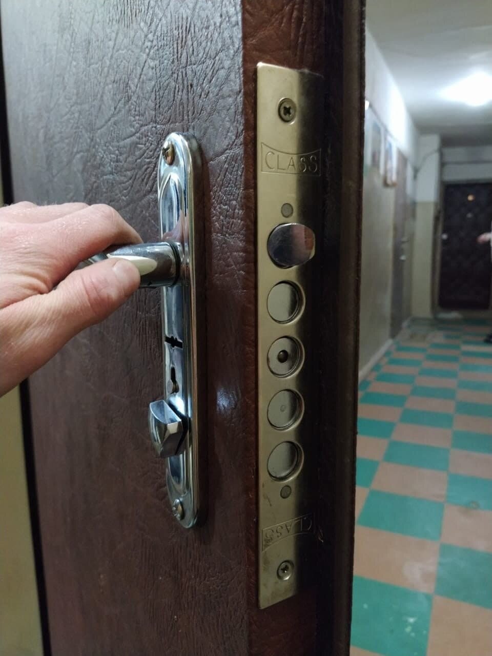 Замена дверных замков металлической двери