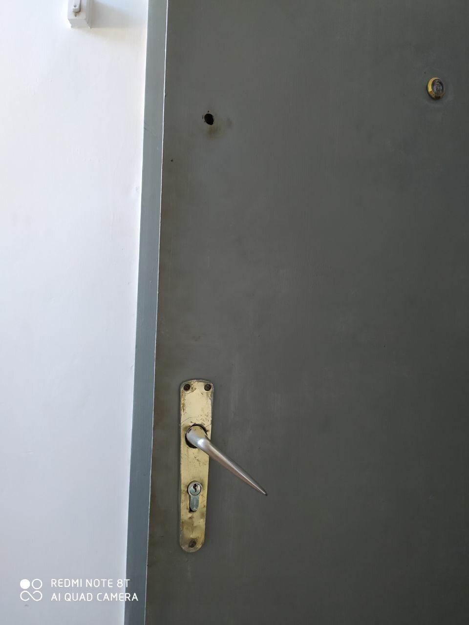 Заменить замок в железной двери