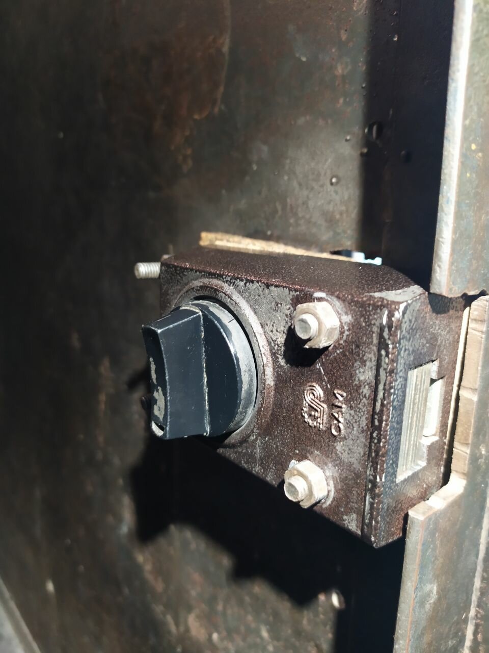 Установка замков в металлические двери