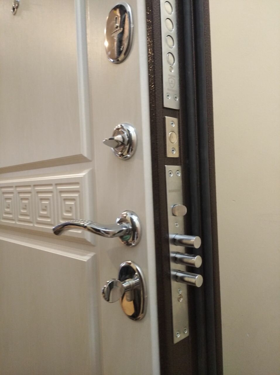 Замена замков в железной двери