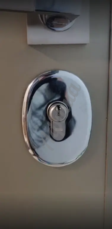 Монтаж броненакладки на дверной замок