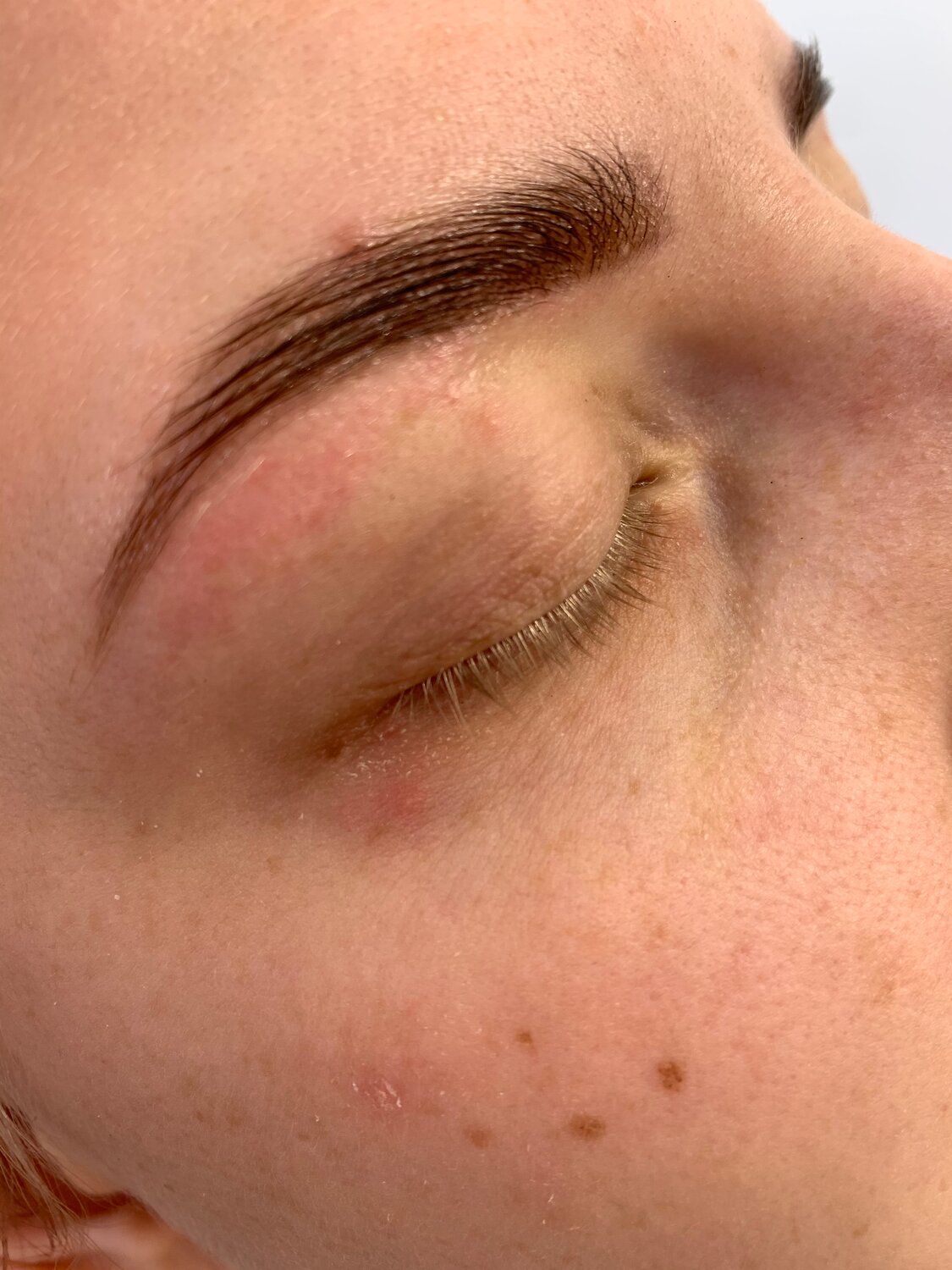 Окрашивание бровей хной