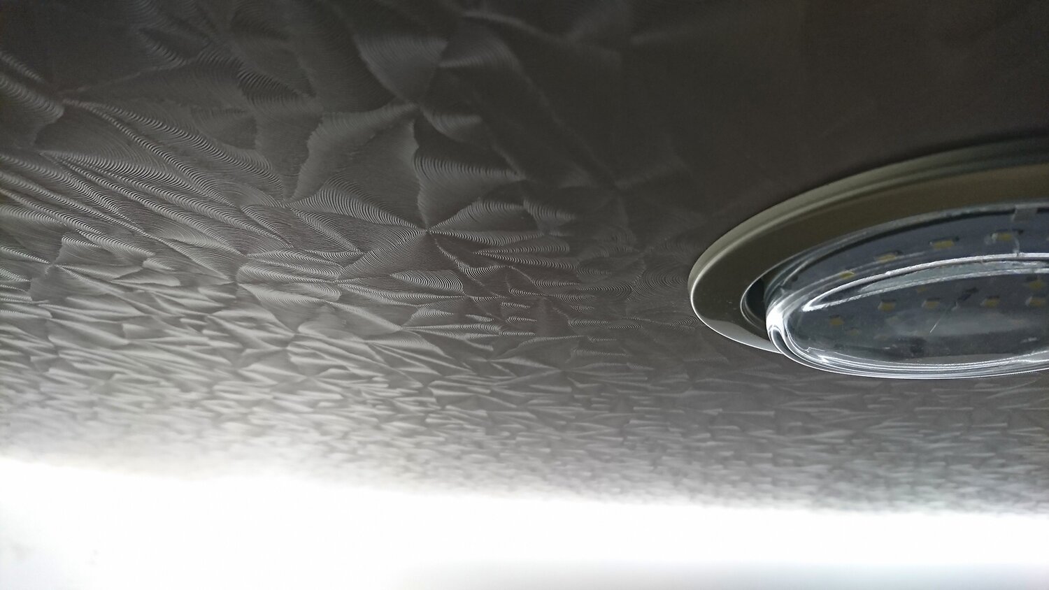 Монтаж фактурного натяжного потолка.