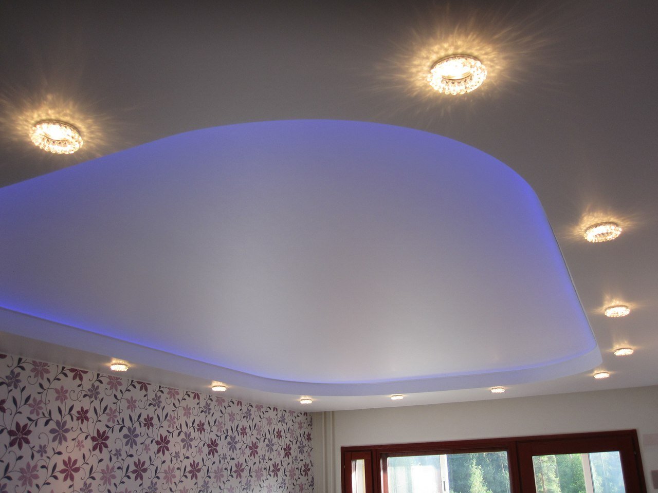 Монтаж двухуровневого натяжного потолка.