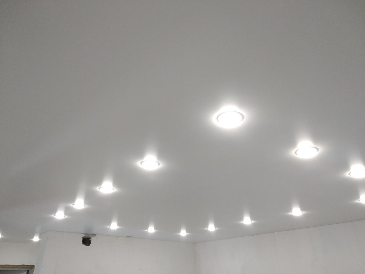 Монтаж матового натяжного потолка.