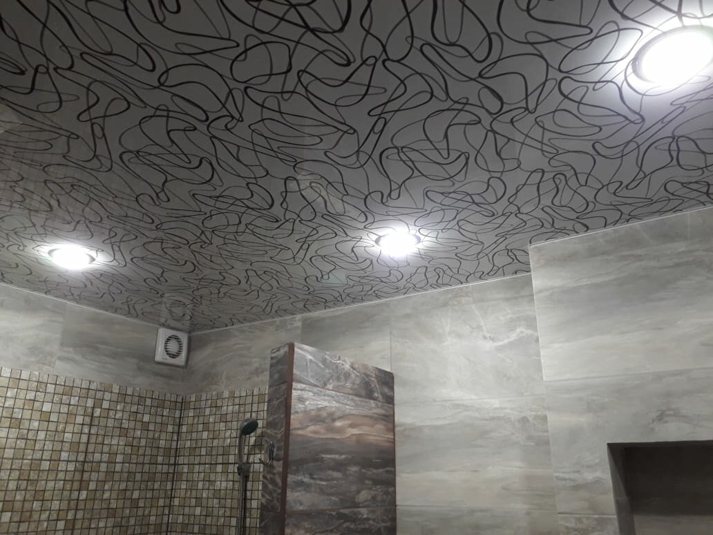 Монтаж фактурного натяжного потолка.