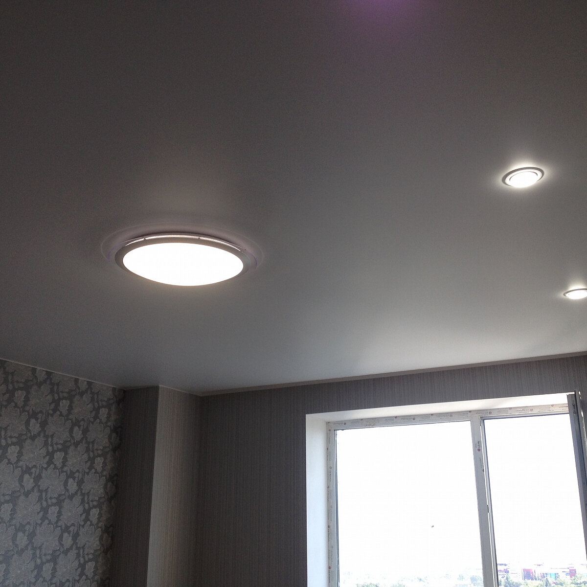 Монтаж матового натяжного потолка.