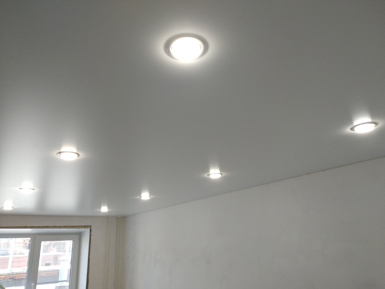 Монтаж матового натяжного потолка.