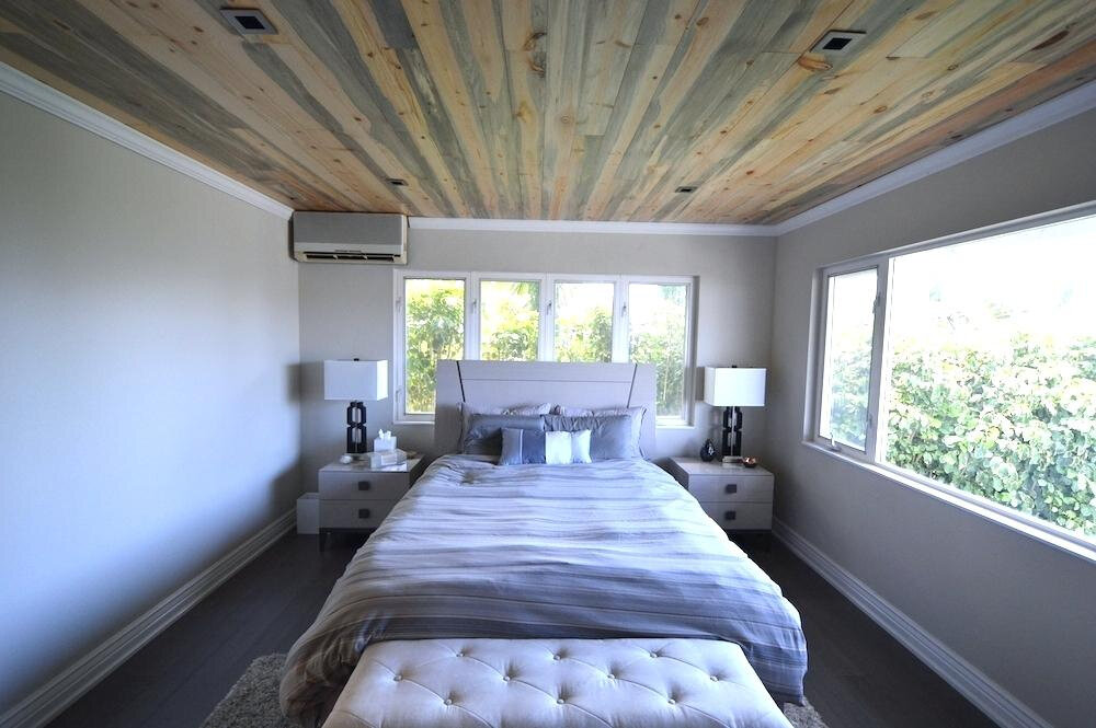 Монтаж натяжного потолка с фактурой под дерево.