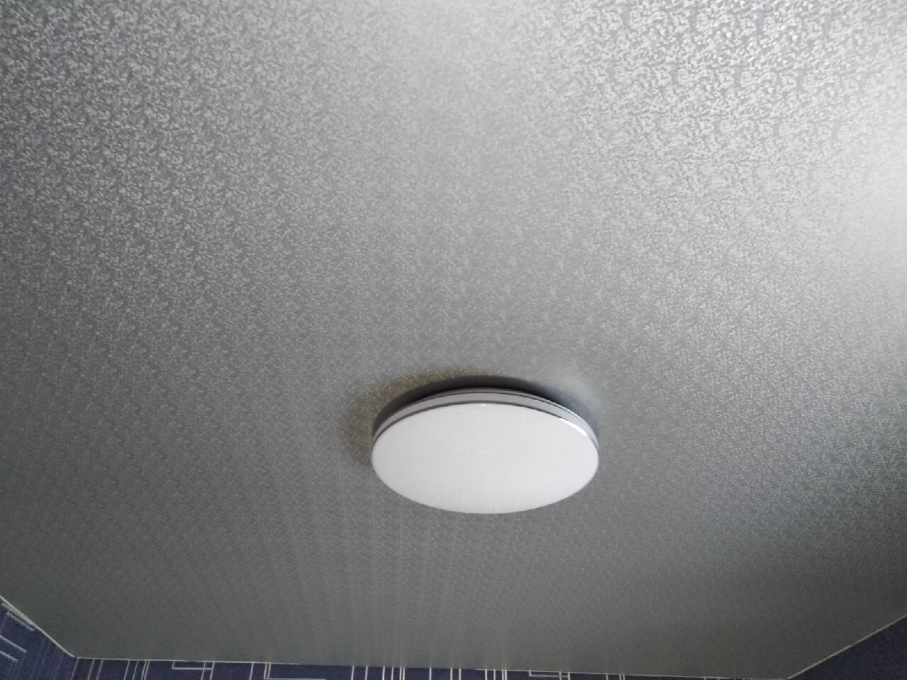 Монтаж фактурного натяжного потолка.