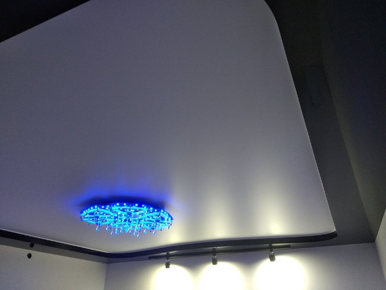 Монтаж двухуровневого натяжного потолка.