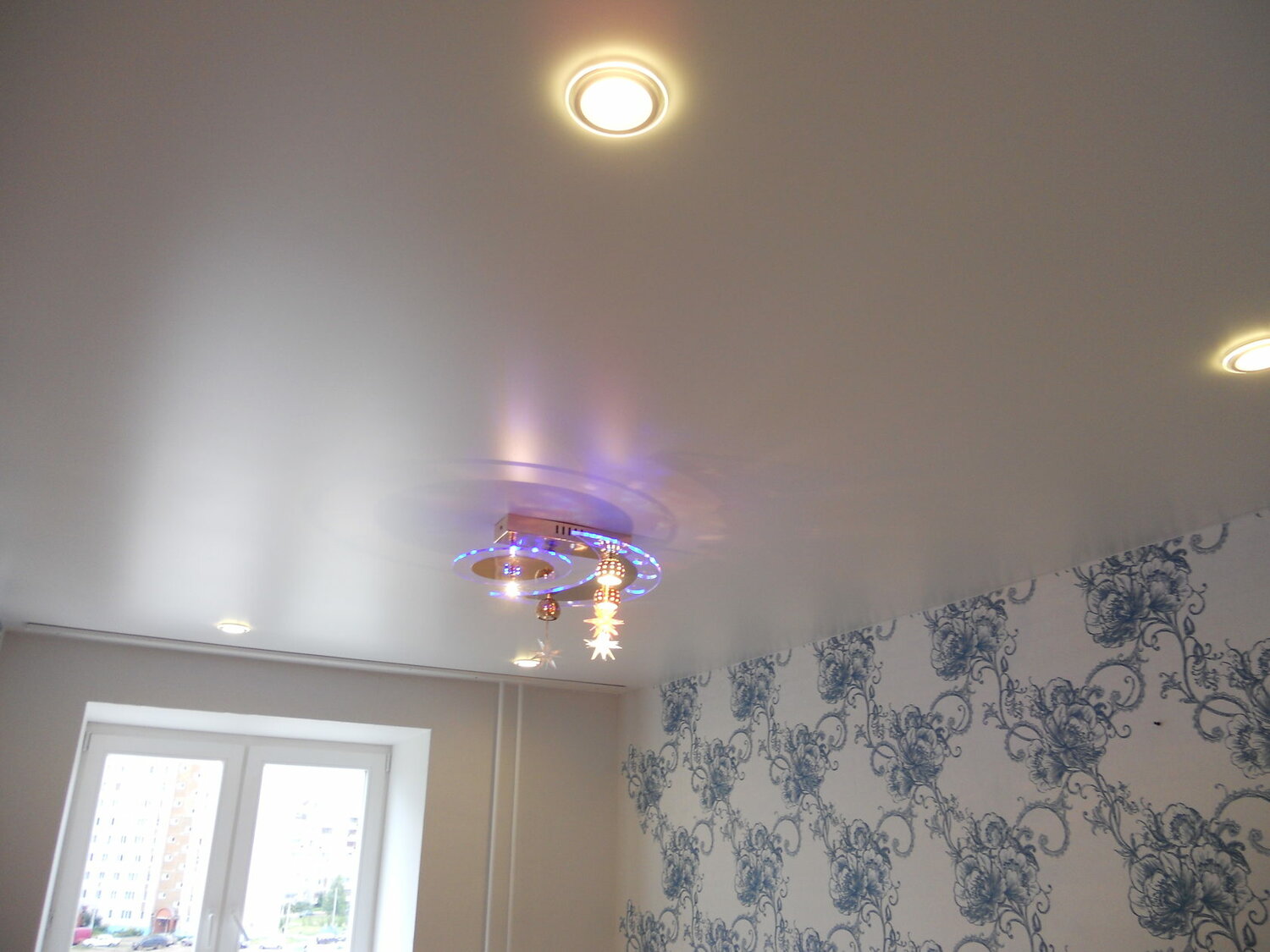 Монтаж сатинового натяжного потолка.